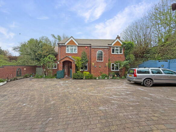 5 bed property, in Chalford, £475,000