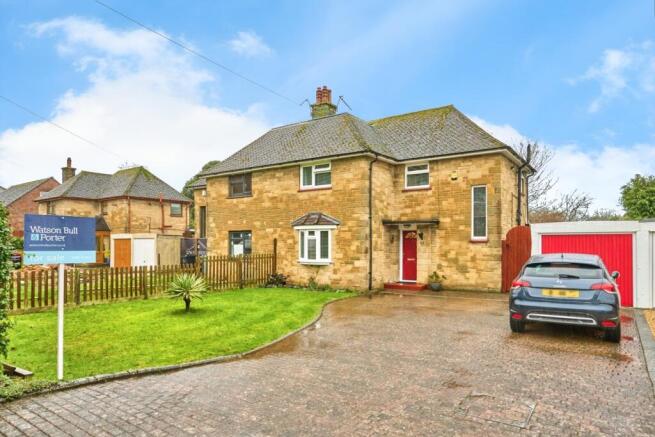 4 bed property, in Castle Road, £350,000