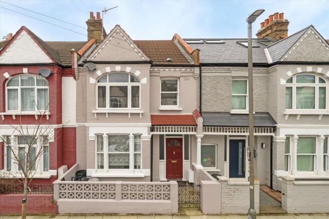 3 bed property, in Undine Street, £775,000