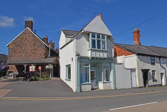 2 bed property, in Station Road, £135,000