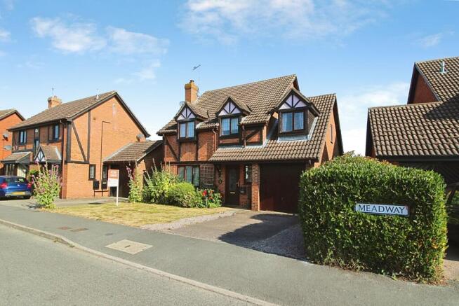 4 bed property, in Meadway, £400,000