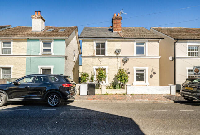2 bed property, in Chandos Road, £325,000