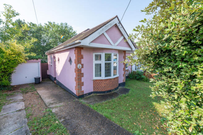 2 bed property, in Thundersley Park Road, £365,000