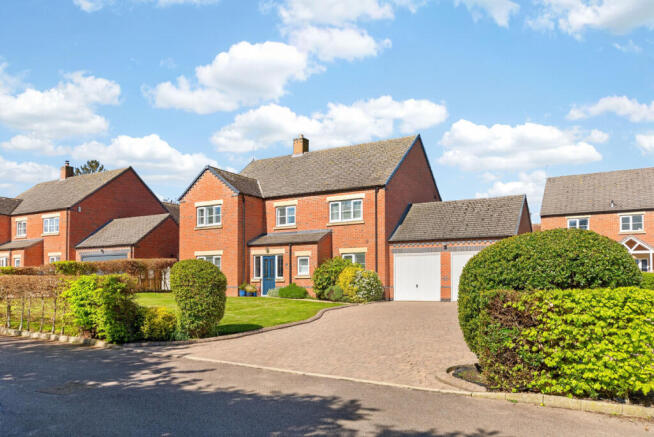 4 bed property, in The Paddock, £700,000