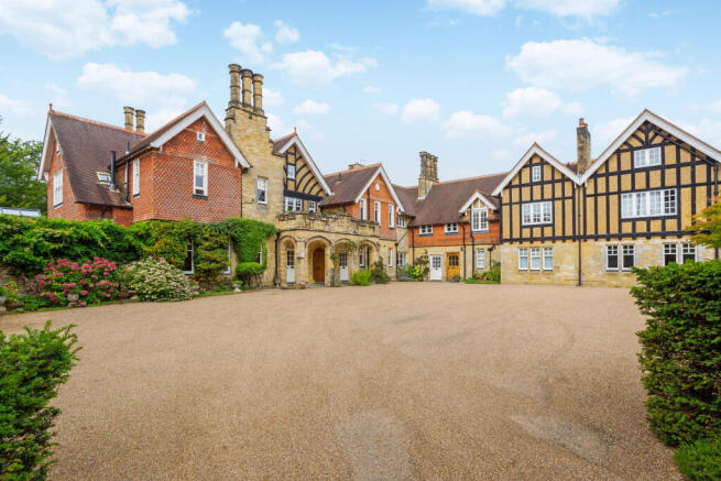 2 bed property, in Horsham Road, £400,000