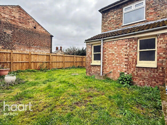 2 bed property, in High Street, £200,000