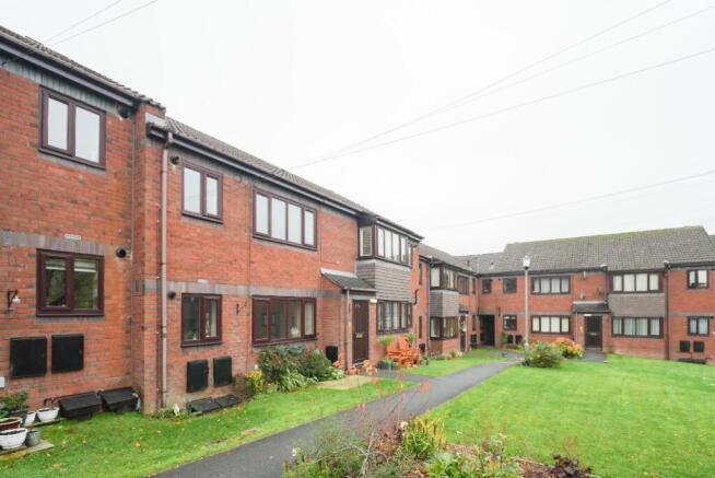 2 bed property, in Shaw Royd Court, £100,000