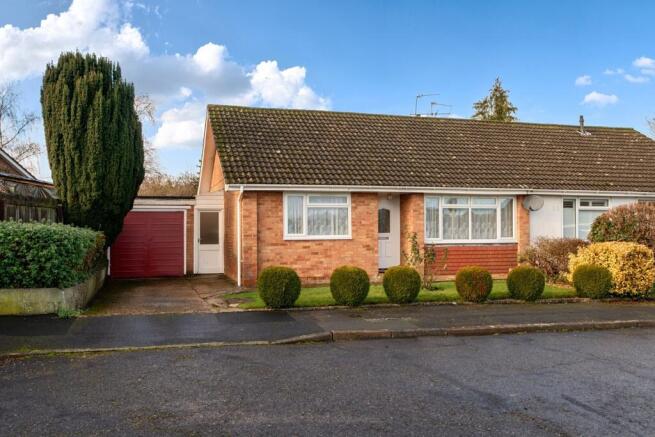 2 bed property, in Hawthorn Close, £515,000