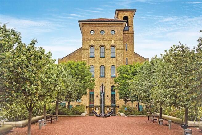 2 bed property, in Burrells Wharf Square, £250,000