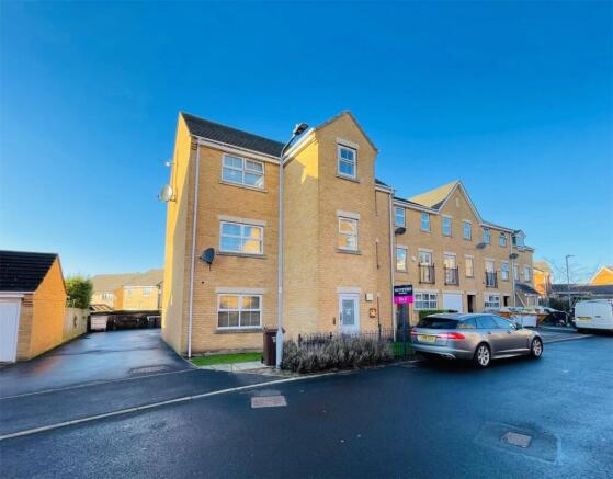2 bed property, in Alred Court, £85,000