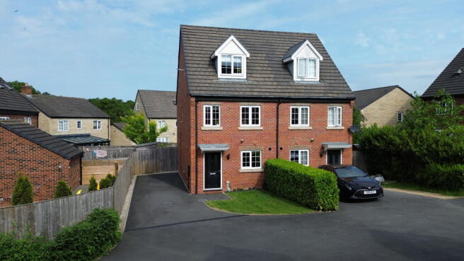 3 bed property, in Cookridge, £394,500