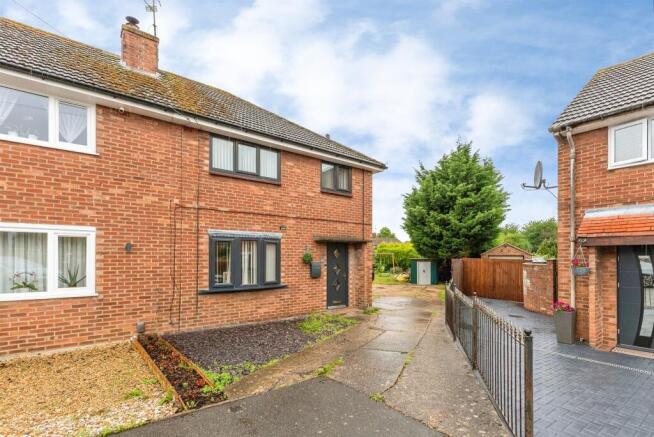 3 bed property, in Queensway, £185,000