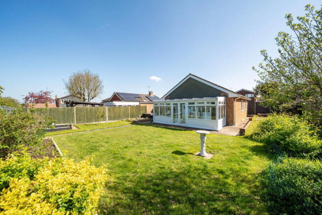 2 bed property, in Blackwater Close, £450,000