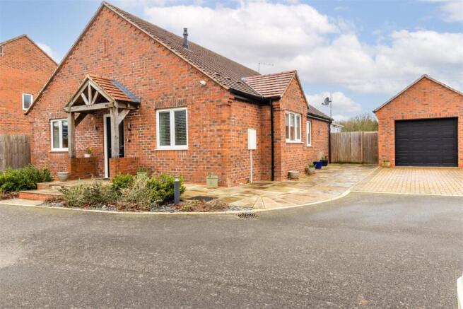 2 bed property, in Shuckburgh Road, £499,950