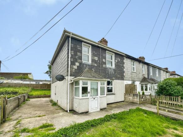 3 bed property, in Helston, £185,000