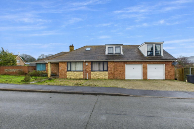 5 bed property, in Redcastle Road, £440,000