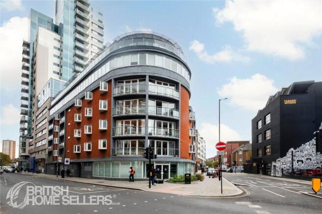 1 bed property, in Long Lane, £450,000