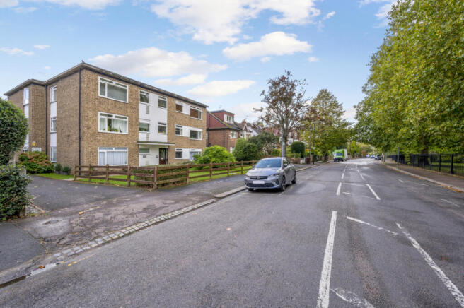 1 bed property, in Cambridge Road, £315,000