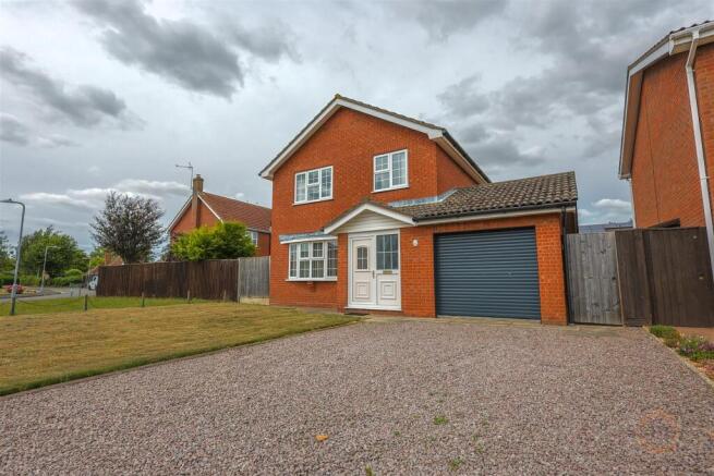 3 bed property, in Mallards Reach, £240,000