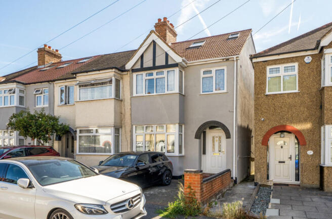 4 bed property, in Morden Gardens, £575,000