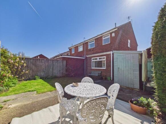 2 bed property, in Hoylake Close, £160,000