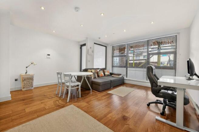 1 bed property, in Carmine Wharf, £200,000