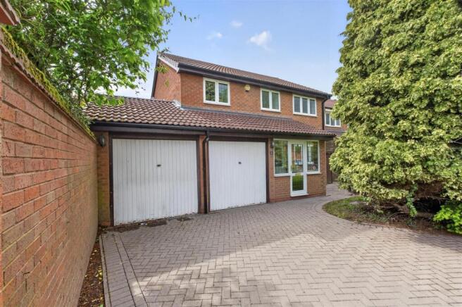 4 bed property, in Bishops Way, £500,000