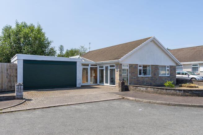 2 bed property, in Carys Close, £499,950