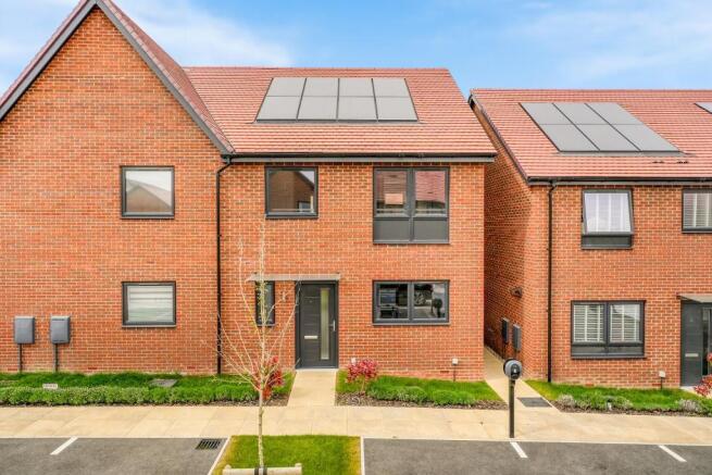 4 bed property, in Rambouillet Way, £450,000