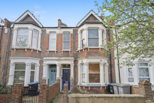 2 bed property, in Leghorn Road, £255,000