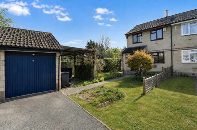 3 bed property, in Kilburn Drive, £215,000