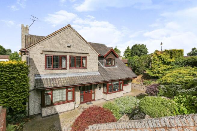 5 bed property, in Rutherford Glen, £630,000