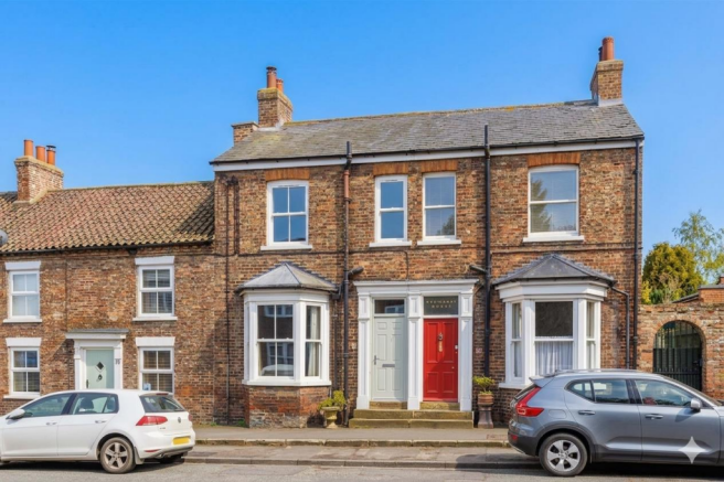 2 bed property, in Long Street, £275,000