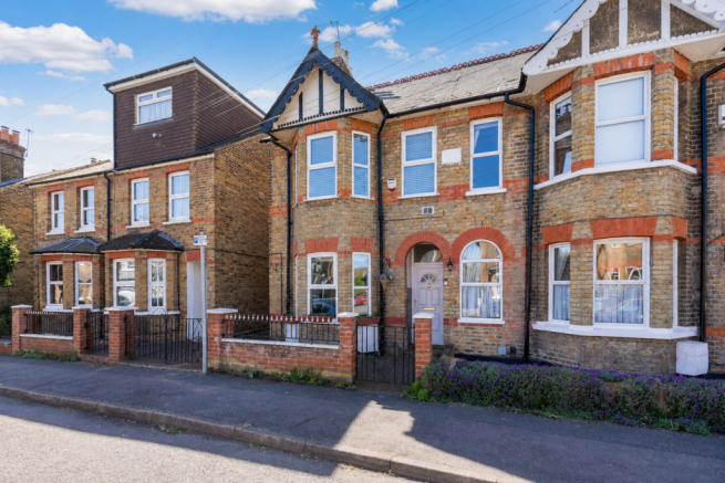 5 bed property, in Elmhurst Road, £600,000