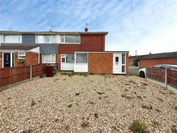 2 bed property, in Clematis Approach, £100,000
