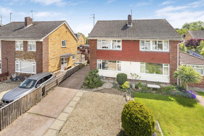 3 bed property, in Rexona Close, £330,000