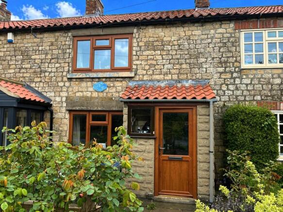 2 bed property, in Stone Bowers Cottage, £175,000