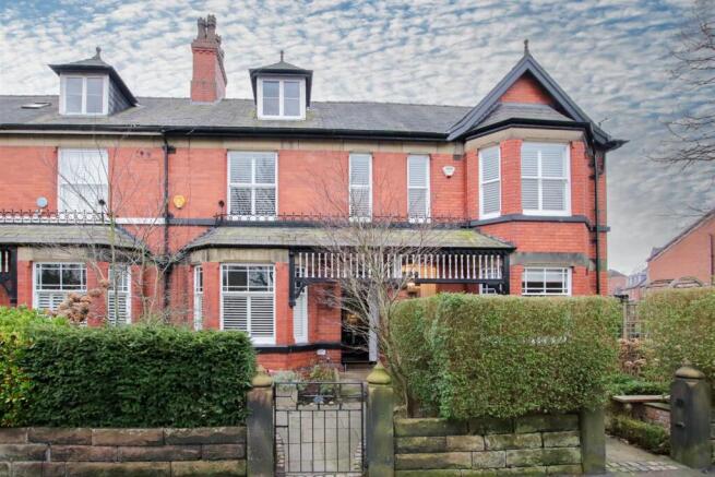 5 bed property, in Garden Road, £995,000