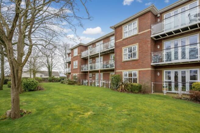 3 bed property, in Aughton Park Drive, £335,000