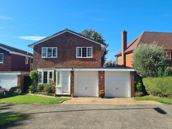4 bed property, in Downs View Road, £975,000