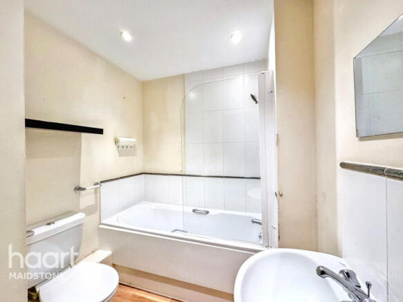 1 bed property, in Clifford Way, £140,000
