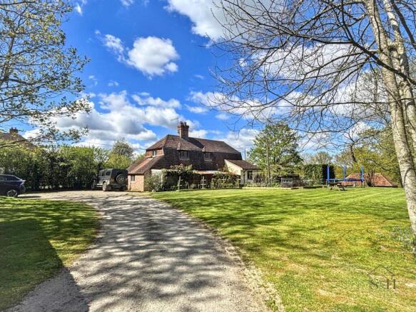 4 bed property, in Bilsington, £900,000
