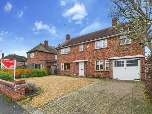 3 bed property, in Thorpe Park Road, £465,000