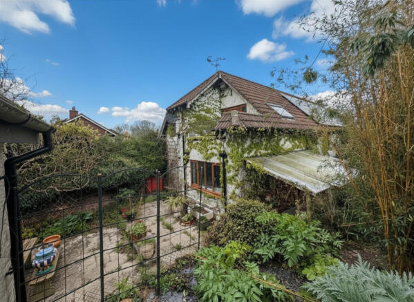 4 bed property, in ., £300,000