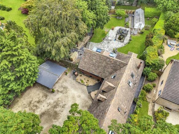 6 bed property, in Moor Park, £775,000