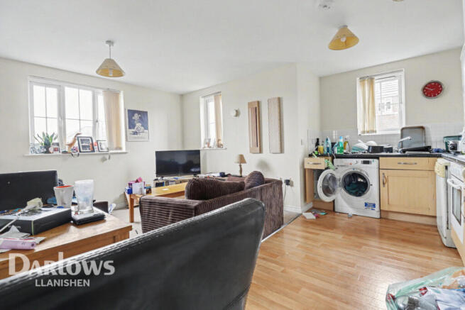 2 bed property, in Watkins Square, £200,000