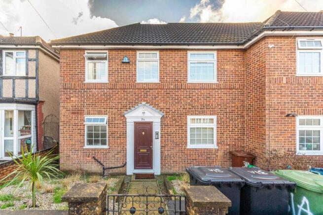 6 bed property, in Ovesden Avenue, £1,000,000