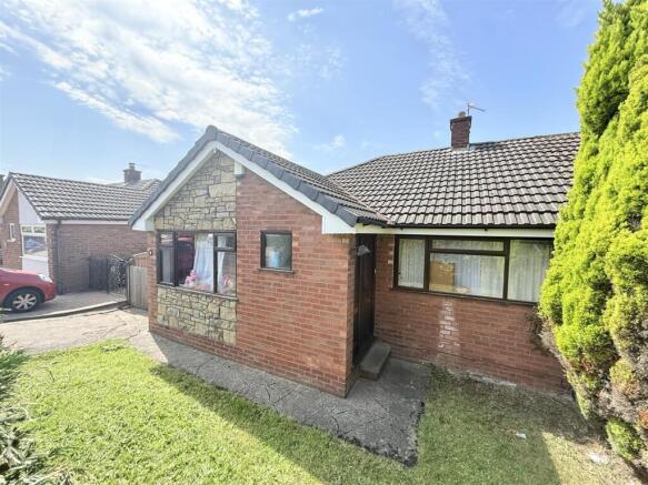 2 bed property, in Salisbury Crescent, £200,000