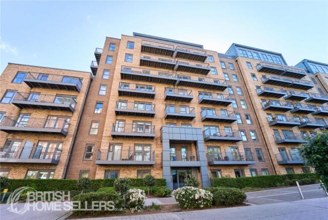 2 bed property, in Beaufort Square, £445,000