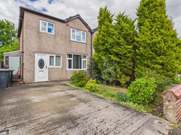 3 bed property, in Parkfield Drive, £245,000